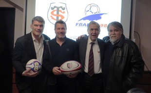 Fabien Pelous, Pascal Olmeta, René Bouscatel et Jérôme Ducros lors de la présentation du match Stade Toulouse - France 98, jeudi au stade Ernest-Wallon de Toulouse.