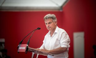 Le candidat PCF à la présidentielle Fabien Roussel a réclamé au gouvernement d'instaurer une taxe flottante sur les carburants pour amortir la flambée des prix à la pompe.