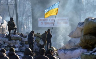 Le président ukrainien Viktor Ianoukovitch, doit reprendre le travail lundi à l'issue d'une courte maladie, face à une opposition ragaillardie par le soutien de l'Occident et alors qu'aucune solution de la plus longue crise traversée par son pays n'est en vue.