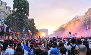 Les fans fêtent la victoire des Bleus sur les Champs jusqu'au bout de la nuit dimanche 15 juillet 2018.