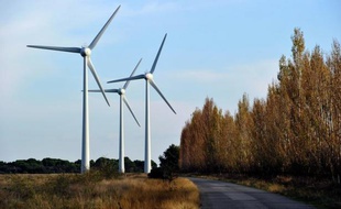 L'Espagne, l'un des pays leaders dans les énergies renouvelables, a annoncé vendredi la suspension "temporaire" des aides aux nouvelles installations dans ce secteur en raison de la crise économique.