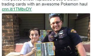 Un policier offre sa collection de carte Pokémon à un petit garçon qui vient de se faire voler la sienne.