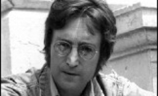 Un livre d'exercices scolaires contenant des pensées, dessins et poèmes du musicien de légende John Lennon a atteint 126.500 livres (227.000 dollars, 183.000 euros) à une vente aux enchères mercredi à Londres, au musée de cire de Madame Tussaud's.
