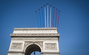 La patrouille de France, le 14 juillet 2013 au dessus de l'Arc de Triompe à Paris.