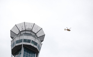 Un hélicoptère au-dessus de la tour de contrôle d'Orly, aéroport exploité par ADP.