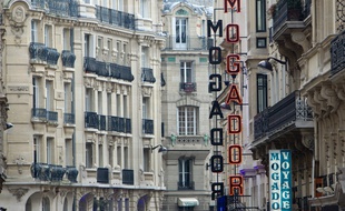 La façade du Théâtre Mogador, à Paris, en 2011.