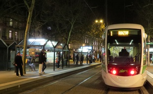 Nantes, le 8 mars 2016, la station de tramway Commerce la nuit