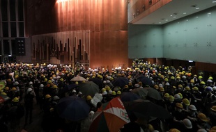 Des manifestants se sont introduits dans le siège du Parlement, à Hong Kong, le 1er juillet 2019.