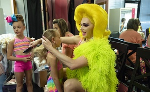 Alyssa Edwards coiffe l'une des élèves de l'école de danse Beyond Belief, dans la série documentaire «Dancing Queen».