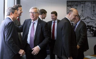 Le président de la banque centrale européenne (BCE) Mario Draghi (g) parle avec le président de la Commission européenne Jean-Claude Juncker, le 24 juin 2015