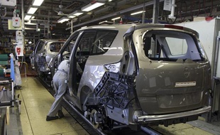 Chaine d'assemblage d'automobiles dans une usine Renault à Douai.