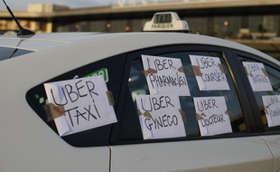 Un taxi en grève proteste contre les services Uber, à l'aéroport d'Orly, le 25 juin 2015.