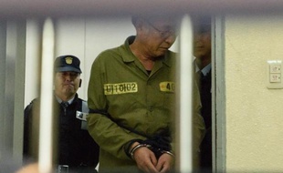 Le capitaine du ferry sud-coréen Lee Jun-Seok (C) arrive le 11 novembre 2014 au palais de justice à Gwangju, en Corée du Sud