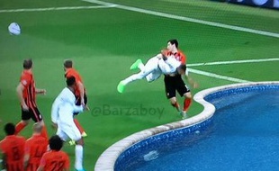 Le plongeon de Sergio Ramos lors de Real Madrid-Shakhtar a été vite détourné sur Internet.