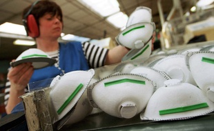 L'usine de fabrication de masques de Plaintel, ici photographiée en 2003, a fermé en 2018.