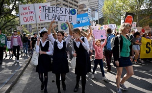 Des écoliers du Pacifique et d'Australie ont donné ce vendredi le coup d'envoi d'une journée de manifestations mondiales pour appeler à l'action contre le réchauffement climatique.