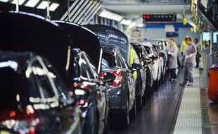 Les immatriculations de voitures neuves en France ont reculé en avril de 1,6%, limitant la casse par rapport aux mois précédents (-23,5% en mars), selon des chiffres publiés mercredi par le Comité des constructeurs français d'automobiles (CCFA).