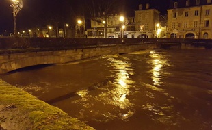 La rivière Cél en crue, dans la nuit du 20 au 21 janvier 2018, à Figeac dans le Lot.