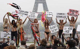 Les activistes féministes de Femen manifestent contre l'intégrisme islamique, le 31 mars 2012 à Paris.