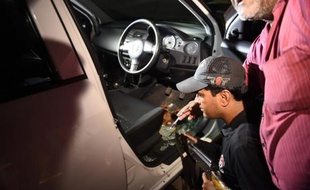 Un officier de police pakistanais mène des investigations dans la voiture dans laquelle a été abattue Sabeen Mahmud, militante des droits de l'Homme, à Karachi le 24 avril 2015