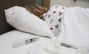 Image d'illustration d'une personne malade de la grippe.