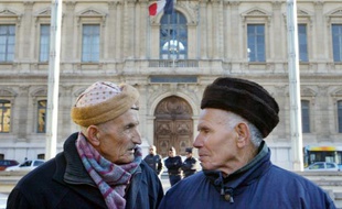 Deux retraités maghrébins participent à une manifestation devant la préfecture de Marseille, le 15 décembre 2005