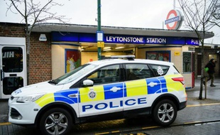 Une voiture de police devant la station de métro de Londres où a eu lieu l'attaque au couteau qui a fait trois blessés, le 6 décembre 2015