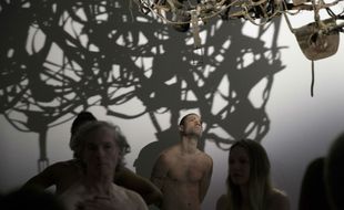 Les visiteurs naturistes posent pendant leur exploration du Palais le Tokyo, samedi 5 mai 2018 à Paris.