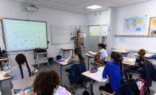 Des collégiens à Boulogne-Billancourt, le 22 juin.