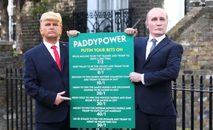 Des sosies de Donald Trump et Vladimir Poutine font la publicité d'une société de paris en ligne, à Londres le 13 mars 2017.