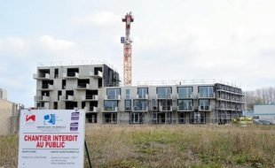 La construction de logements neufs a accentué son recul au cours des trois derniers mois en France en raison de la conjoncture économique dégradée et de dispositifs moins incitatifs, ne laissant guère espérer d'éclaircie avant 2014.