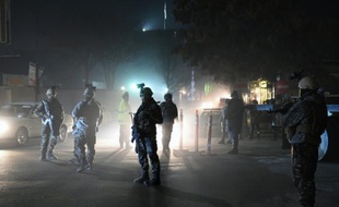 Les forces spéciales afghanes patrouillent le 11 décembre 2015 près de l'ambassade d'Espagne à Kaboul, cible d'un attentat à la voiture piégée