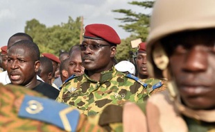 Le colonel Isaac Zida (c) arrive place de la Nation à Ouagadougou après la démission du président Blaise Campaoré, le 31 octobre 2014 au Burkina Faso