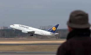 Les compagnies aériennes vont devoir payer pour la pollution de leurs avions sur le territoire de l'UE à compter du 1er janvier, mais dans un premier temps la facture ne devrait pas être trop élevée en raison de la faiblesse actuelle du prix de la tonne de CO2.