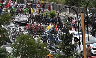 Les milliers de fans massés à Tignes n'ont vu que les voitures des coureurs du Tour.