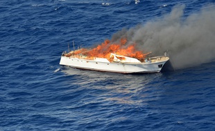 Illustration d'un yacht en feu.