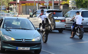 Illustration de jeunes qui font du rodéo à moto.