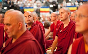 Des bouddhistes français lors de la conférence du Dalai Lama, au Zénith de Toulouse, le 15 août 2011.