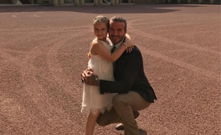 David Beckham et sa fille Harper devant le Buckingham palace