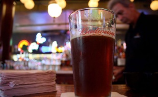Illustration d'un verre de bière brune.