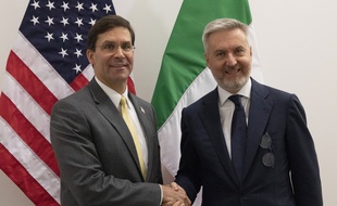 Le secrétaire d'Etat américain à la Défense, Mark Esper (à gauche) avec son homologue italien Lorenzo Guerini, le 25 octobre 2019 à Bruxelles.