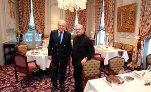 Le cuisinier français Joël Robuchon (d) et l'homme d'affaires Bernard Magrez, le 6 décembre 2014 dans le restaurant "La Grande maison" à Bordeaux