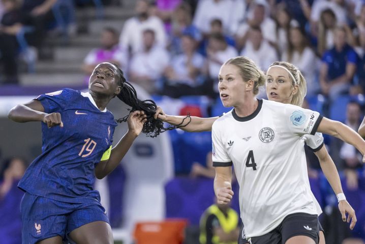 De manière incompréhensible, Kathrin Hendrich a tiré les cheveux de la capitaine française Griedge Mbock, ce qui a entraîné à la fois un penalty pour les Bleues et l'expulsion de la défenseuse allemande, samedi dès la 13e minute de jeu. 