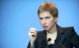 La présidente du Medef Laurence Parisot a affirmé dimanche que le déficit de compétitivité de la France face à l'Allemagne avait une composante psychologique, en regrettant les complexes de certains industriels face à leurs rivaux d'outre-Rhin.