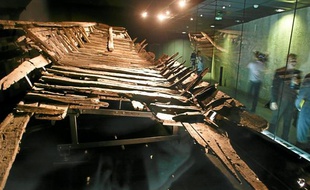 L'épave de la barque est installée dans le parking de la Fosse-aux-Ours.