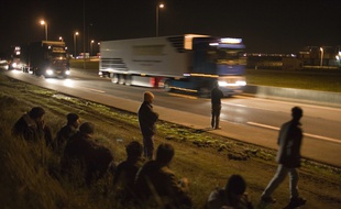 Un migrant est mort sur la rocade portuaire de Calais.