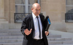 Le ministre de la Défense Jean-Yves Le Drian à sa sortie de l'Elysée, le 2 août 2013
