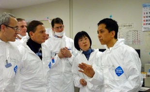 Le ministre français de l'Industrie, Eric Besson, s'est rendu mardi à la centrale accidentée de Fukushima, adressant un message d'encouragements aux travailleurs du site ravagé par le tsunami du 11 mars dernier.