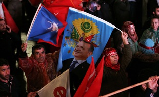 Des partisans du président turc fêtent la victoire du «oui» au référendum sur le renforcement de ses pouvoirs, à Ankara le 16 avril 2017.