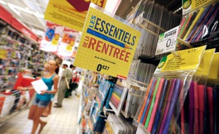 Un rayon de fournitures scolaires dans une grande surface
